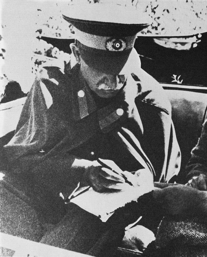 saramobarez11's tweet image. تاسیس دانشگاه تهران، دانشگاهی که خود ساخت ولی به اوگفتند بیسواد
پروفسورحسابی درخصوص تاسیس دانشگاه تهران، برای صحبت درباره لزوم تاسیس دانشگاه درایران حضوررضاشاه کبیررفتیم.
دستور دادکنارش بشینم وچایی آوردندوقتی سخنانم درباره لزوم دانشگاه و فوایدش درایران تمام شدگفتند:👇🏼
#جاویدشاه