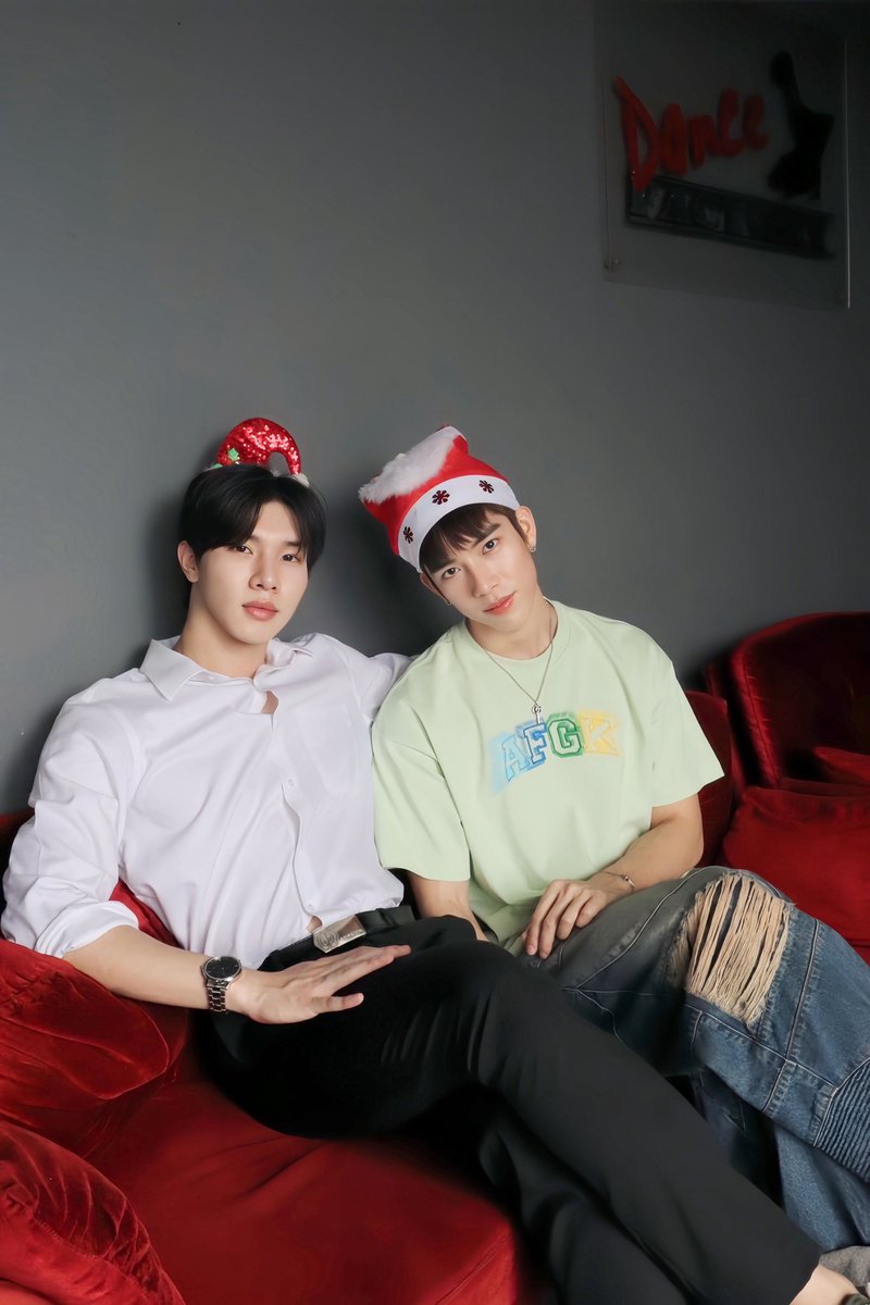 omgvampire23's tweet photo. สุขส่งท้ายปีไปกับหล่งแฟรงค์กันนะครับ 🎄⛄️❄️ 

#omgvampire
#แวมไพร์ไวน์แดง
#Workpoint23 
#Workpoint
#verygreat
#2FlowEntertainment
#longlee #sizel 
#frankthanatsaran 
#นุ้งหมีของแฟรงค์
#longfrank https://t.co/7aUM5vYbj8