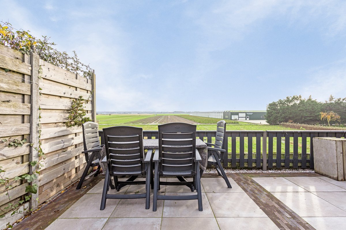 Nieuw in verkoop!
Recent, geheel gerenoveerde jaren 30 woning, gasloos en energielabel A. Deze 2-onder-1 kapwoning met ruime berging en met 19 zonnepanelen is zeker een bezichtiging waard!
Vraagprijs: € 589.000,-- k.k. 
Kijk voor meer info op onze site.
pietwarmerdammakelaardij.nl/aanbod/woninga…