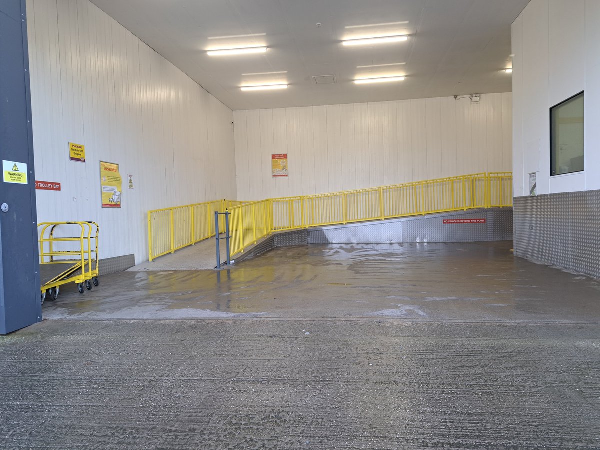 KangaBrom's tweet image. Nothing worse then having to spend your days getting wet 🌧️in outdoor container storage why not use our clean Dry loading bays to take your goods to your clean Dry storage units... 🦘🔒 #LoadingBay #Rainydays #CleanandDry