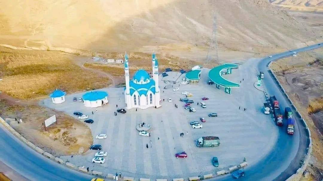 وطن جوړونه له ډېرې بودیجې ور هاخوا ډېر اخلاص ته اړتیا لري.
په ټول هېواد کې ځای په ځای د ابادیو لپاره په وس کې ماشینرۍ لاس په کار شوي دي.
تر 2030 به یو بدل او مثالي افغانستان ولرو ان شاءالله