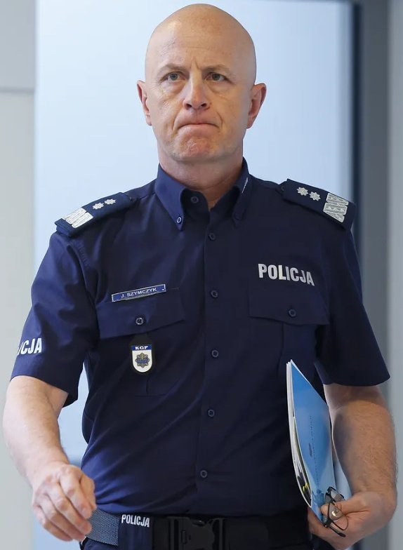 ARozenek's tweet photo. Granatnik wystrzelił w gabinecie. Winnych nie ma. Są tylko "ofiary". Dziury już dawno załatane, słuch powrócił, mundur z pyłu schludnie otrzepany, jest klawo. Prawda Egon? Klawo jak cholera!
🤮 #PiSlicja https://t.co/Zlruo3rqsR