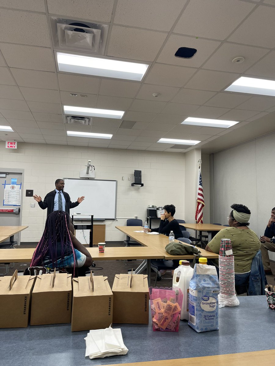 SSK8Tampa's tweet image. Here we have Principal Marc Gaillard having Coffee &amp;amp; Conversation with our parents. This gives parents the opportunity to feel supported by admin. @HillsboroughSch @TransformHCPS #CoffeeAndConversation #WeAreSSK8
