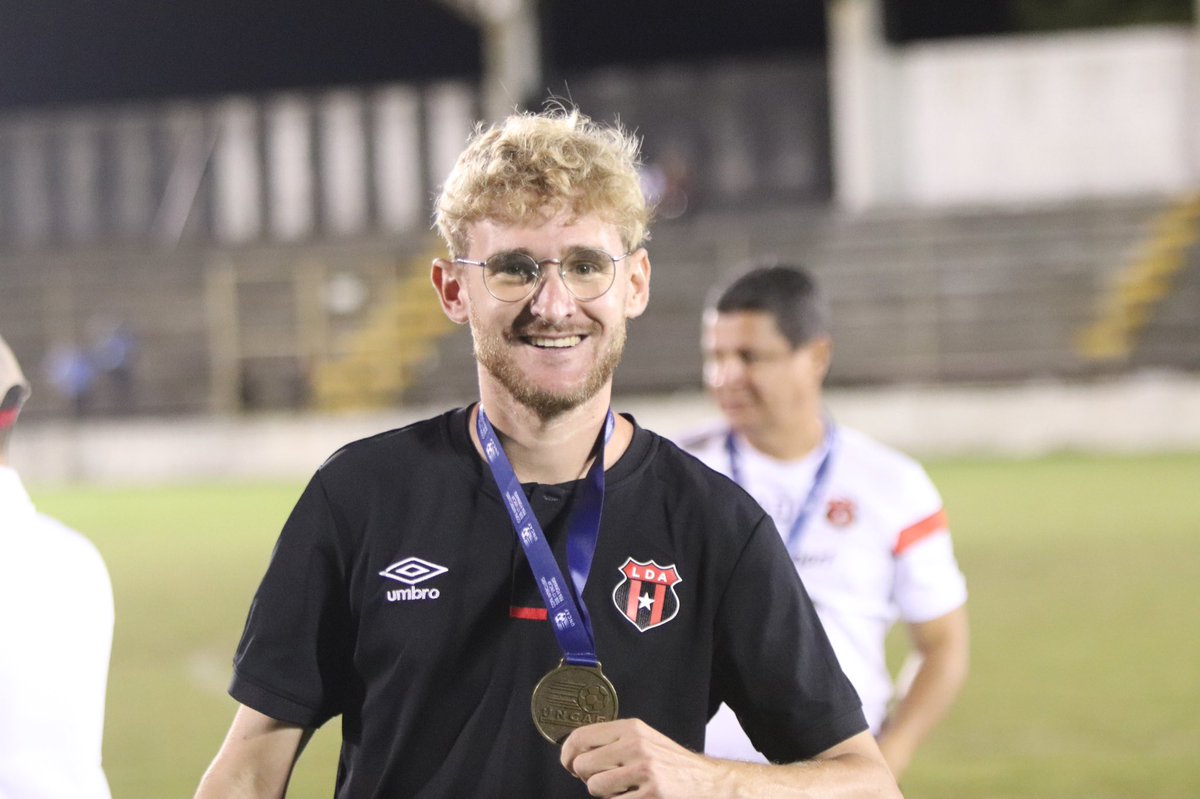 mreixats11's tweet photo. CAMPEONES UNCAF FIFA FORWARD 2023!! 🔴⚫️🦁

Campeones de CENTROAMERICA! Medalla de Oro que cierra el ciclo de dos años de trabajo.

Orgulloso de este equipo, que tras la ostia del torneo nacional, se levantaron para volver a ser campeones y conseguir el título que faltaba. https://t.co/SW7PEc6Ew6