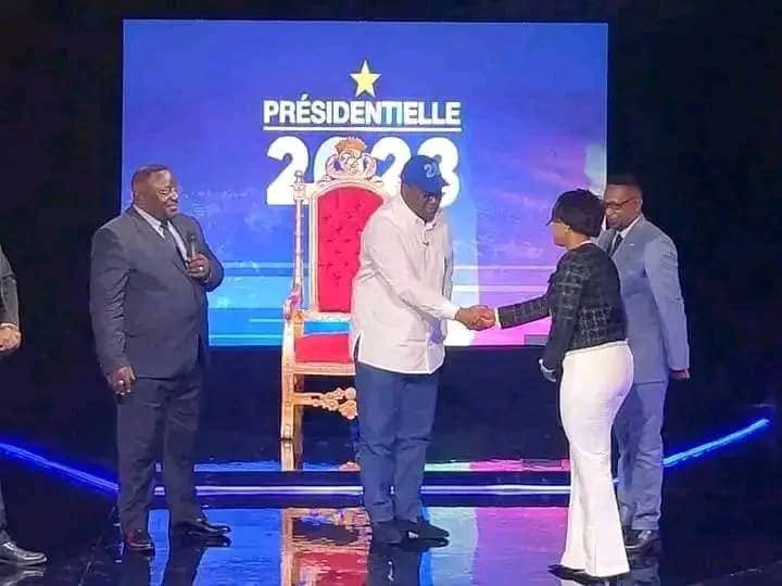 aminata_kasa's tweet photo. Un Candidat complet, qui affronte n'importe quelle situation. Le Seul Candidat sérieux qui a accepté l'invitation du CSAC pour se soumettre aux questions des journalistes congolais. Expliquer les congolais ce qu'il a fait pour eux et ce qu'il va encore faire davantage, s'ils lui renouvellent le mandat le 20 déc.
@fatshi13 
            AMINATA OEIL DU CHEF