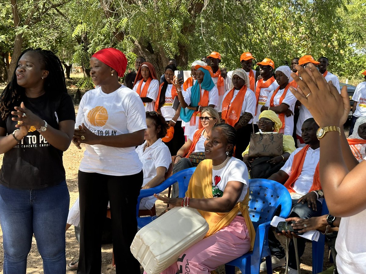 #16jours 🟠🟠 
A Sédhiou, 📍lutter se conjugue au féminin . Le groupe thématique genre a assisté aujourd’hui à des combats 💪🏿 de lutte féminins âprement disputés. 

Ensemble, brisons les barrières et promouvons l’égalité dans le sport ! 
#Amoulcétadir #NoExcuse
<a href="/AmbCanSenegal/">Canada au Sénégal</a>