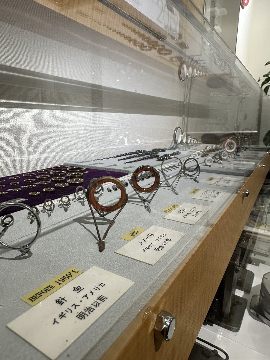 本日は富士工業さんの静岡本社にお邪魔してきました🤭
富士工業さんは、みなさまのロッドについているリールシートやガイドを作っているメーカーです☺️
歴史を学ばせていただく時間があり、なんと！FUJI REELを作っていた時代もありました😸