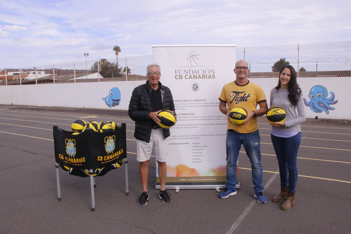FundacionCBC's tweet photo. 🏀 Los niños y niñas de la Escuela del CEIP Fernando III El Santo estrenaron nuevos balones este lunes  

El centro está integrado en el proyecto de Escuelitas puesto en marcha por el @CB1939Canarias a través de la Fundación CB Canarias 

@DXTenerife @Deportecanario @Deportes_LL https://t.co/QYmuwJKvPI