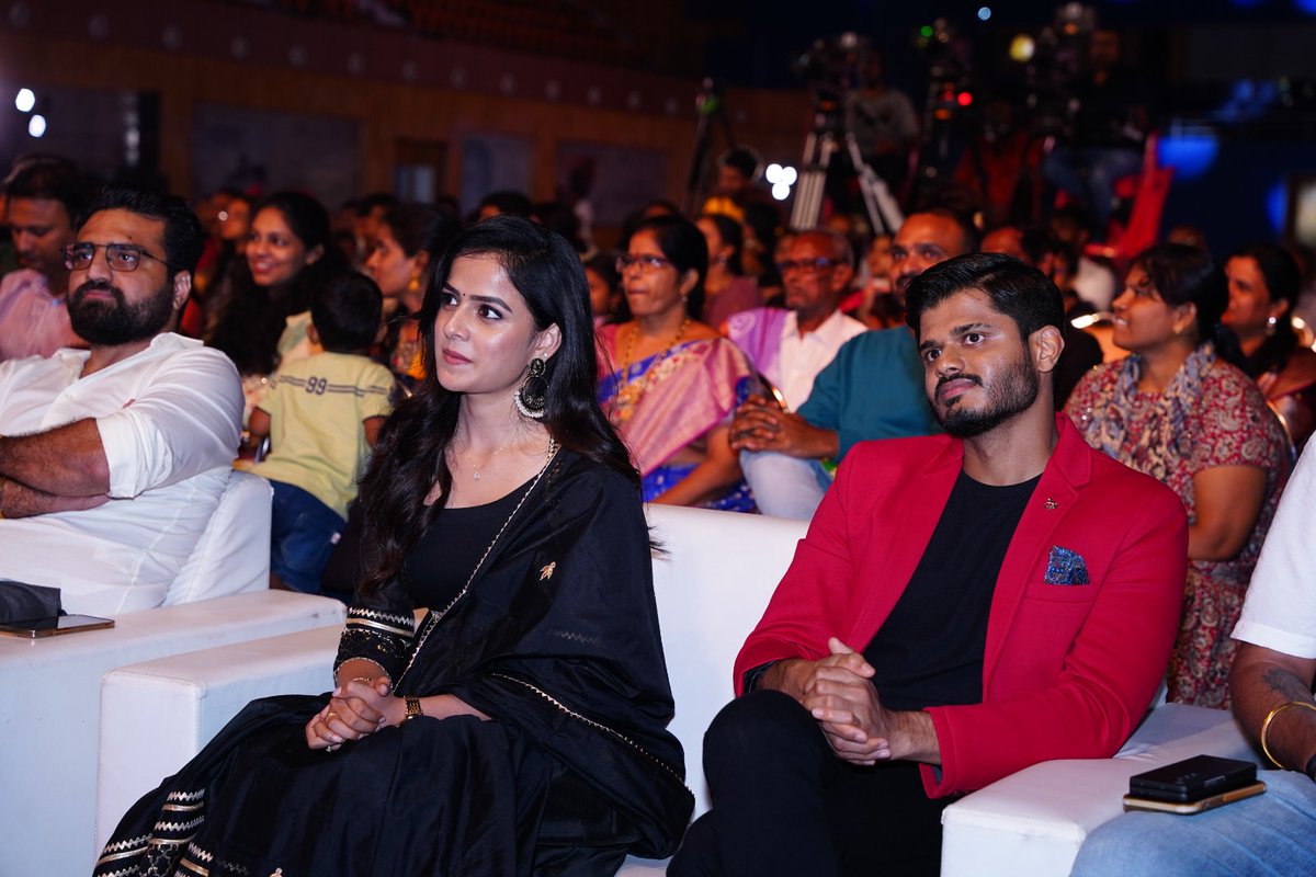 News360Telugu's tweet photo. గోవా సంతోషం అవార్డ్స్ లో వైష్ణవి చైతన్య 
#goasanthoshamawards #goa #tfi #santhoshamawards #vaishnavichaitanya #ananddevarakonda #anand #actoranand #actressvaishnavichaitanya #movieupdate #entertainment #possts https://t.co/DnJWKFUnsF