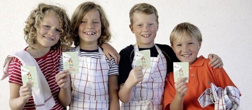 bzfe_de's tweet photo. BZfE-Ernährungsführerschein mit Bestnote bewertet: Der #Ernährungsführerschein des @bzfe_de wurde vom #Materialkompass Verbraucherbildung mit der Bestnote „sehr gut“ ausgezeichnet. Die Online-Variante ist kostenlos verfügbar ➡️ https://t.co/9sxe4t80rI https://t.co/OQsEbAAwB1