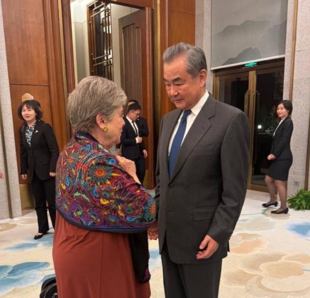 📸 En el marco de su visita de trabajo a China para concretar acciones de proveeduría de enseres domésticos y artículos de primera necesidad para las personas damnificadas por el huracán #Otis, la canciller <a href="/aliciabarcena/">Alicia Bárcena</a> se reunió en Beijing con el ministro de Relaciones