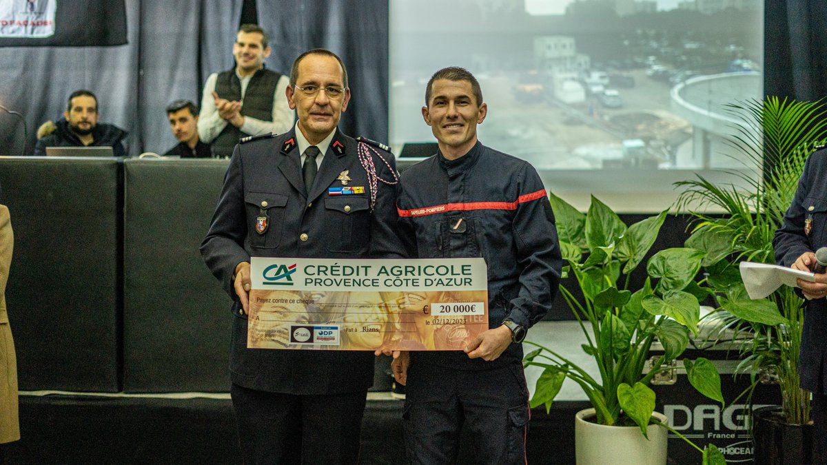 Pompiers_13's tweet photo. [#Mardichiffré]

2⃣0⃣ 0⃣0⃣0⃣

C'est la somme collectée par Valentin Levars pour son défi sportif qui consistait à faire l'ascension de trois sommets de plus de 6 000 m en #Bolivie 🇧🇴.

Un chèque a été remis à l'@OdpPompiers  lors de la Sainte-Barbe du CIS @VilleMiramas . https://t.co/Zwa7hAyJWN