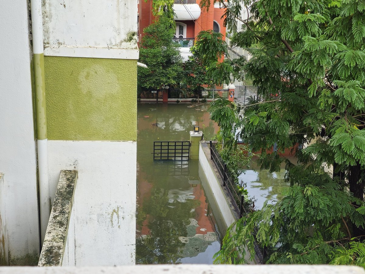 AparajithaBalu's tweet photo. @chennaiweather Venus Colony 1st and 2nd Street, Alwarpet. Water isn't receding. No current. No network. Help @chennaicorp https://t.co/xfnY5xERtd