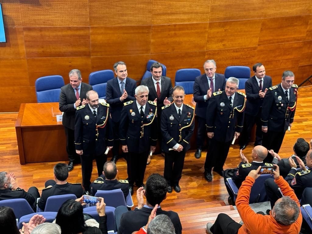 112cmadrid's tweet photo. 🚓 La #ASEM112 ha acogido el acto de entrega de diplomas del XI Curso Selectivo de ascenso a Comisarios y Comisaria Principales de #PolicíaLocal y el XV Curso de ascenso a la categoría de Comisario de de Policía Local de la @ComunidadMadrid 

¡Enhorabuena a todos los alumnos! https://t.co/gpb0n4cDhG