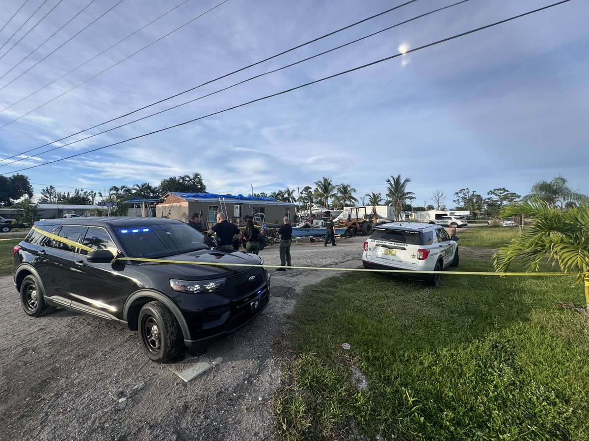SheriffLeeFL's tweet image. We can confirm an active death investigation on Luloma Lane in Bokeelia. One victim is deceased. This is an isolated incident. Witnesses are being interviewed. Major Crimes Unit Detectives and Forensics staff will be on scene throughout the day.