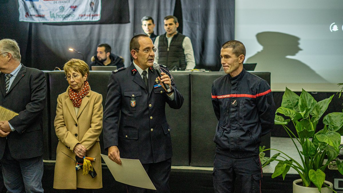 Pompiers_13's tweet photo. [#Mardichiffré]

2⃣0⃣ 0⃣0⃣0⃣

C'est la somme collectée par Valentin Levars pour son défi sportif qui consistait à faire l'ascension de trois sommets de plus de 6 000 m en #Bolivie 🇧🇴.

Un chèque a été remis à l'@OdpPompiers  lors de la Sainte-Barbe du CIS @VilleMiramas . https://t.co/Zwa7hAyJWN