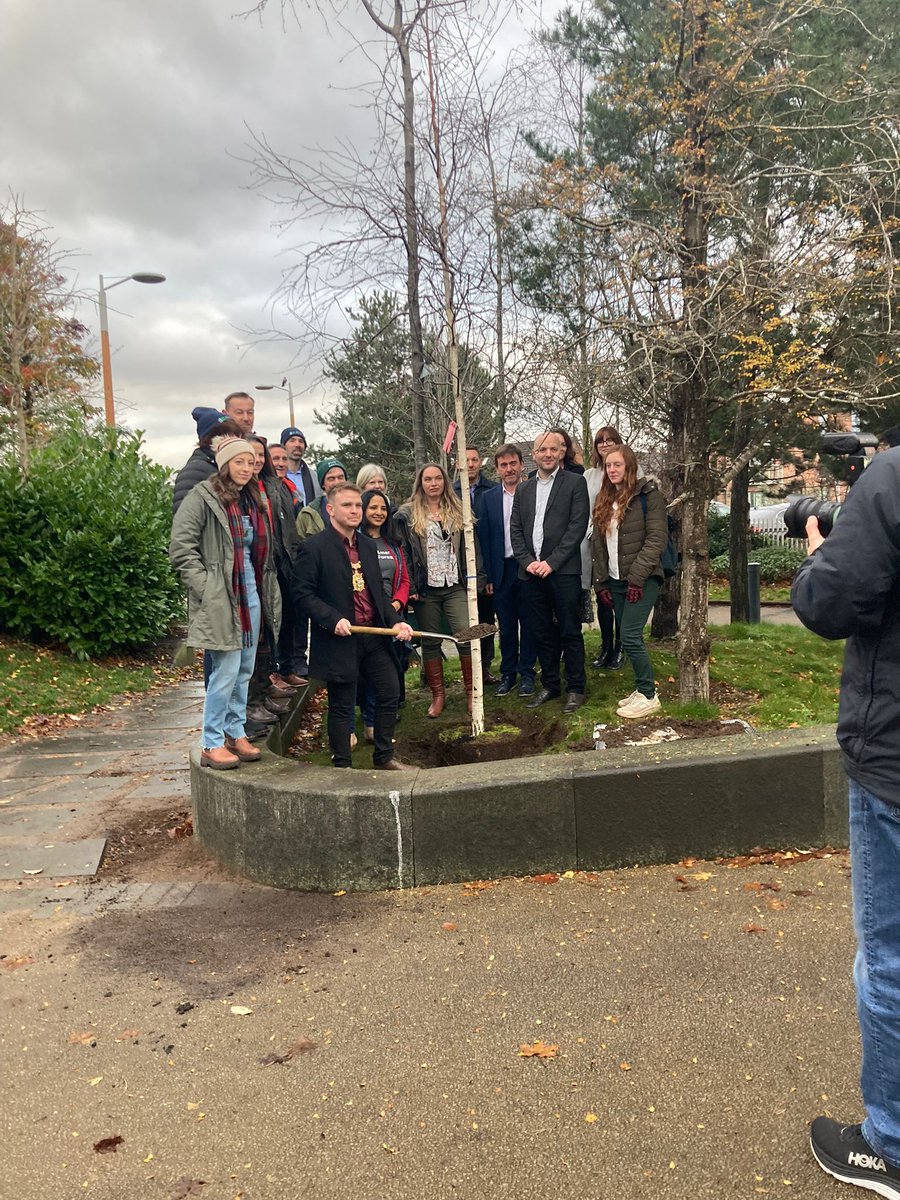 ConnsGreenway's tweet photo. We were delighted to see the @WoodlandTrust #TreeEquity score being launched not only in Belfast but in East Belfast π
A new tree was planted at #CSLSquare and the official launch took place just around the corner at #BananaBlock
"More trees where people need and want them" https://t.co/9HeeDH0KGg
