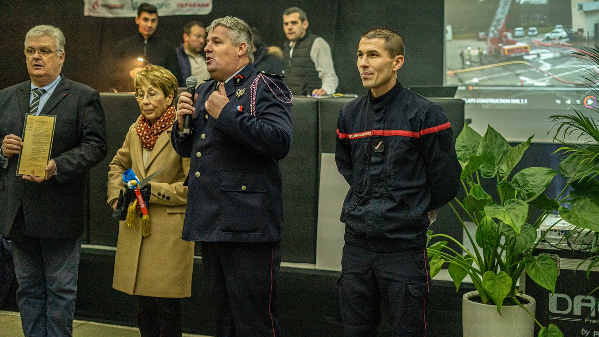 Pompiers_13's tweet photo. [#Mardichiffré]

2⃣0⃣ 0⃣0⃣0⃣

C'est la somme collectée par Valentin Levars pour son défi sportif qui consistait à faire l'ascension de trois sommets de plus de 6 000 m en #Bolivie 🇧🇴.

Un chèque a été remis à l'@OdpPompiers  lors de la Sainte-Barbe du CIS @VilleMiramas . https://t.co/Zwa7hAyJWN