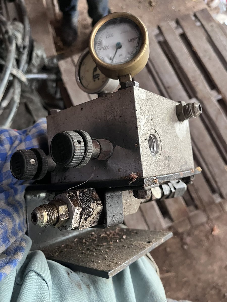 Flexicoil 8000 tool bar and 2340 cart parts. Have gauge wheels, closing wheels, wheel bearings, hub spacers, down pressure regulator, stubble guards, hydraulic meter motors, monitor, taping tool for hubs, seed boots, also 32 keetons seed firmers for kinze or early deere planters.