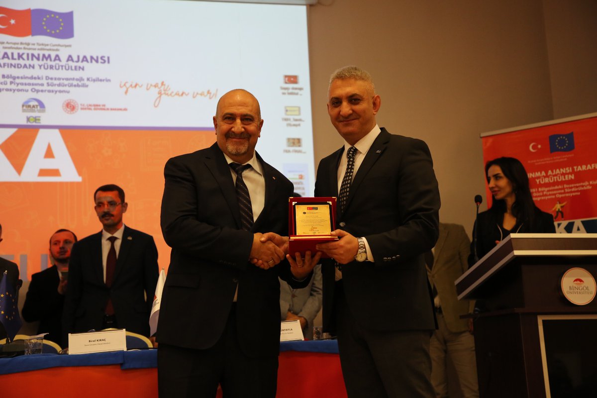 firatkalkinma's tweet photo. Ajansımız ve Bingöl Üniversitesi iş birliğinde gerçekleştirilen "Kariyer Fuarı" kapsamında "Kariyer Danışmanlığı Paneli" düzenlendi.

✅Panelde kamu ve özel sektör temsilcileri deneyimlerini ��ğrencilerle paylaşarak sorularını yanıtladı.

@TCSanayi https://t.co/BEYUOIQx23