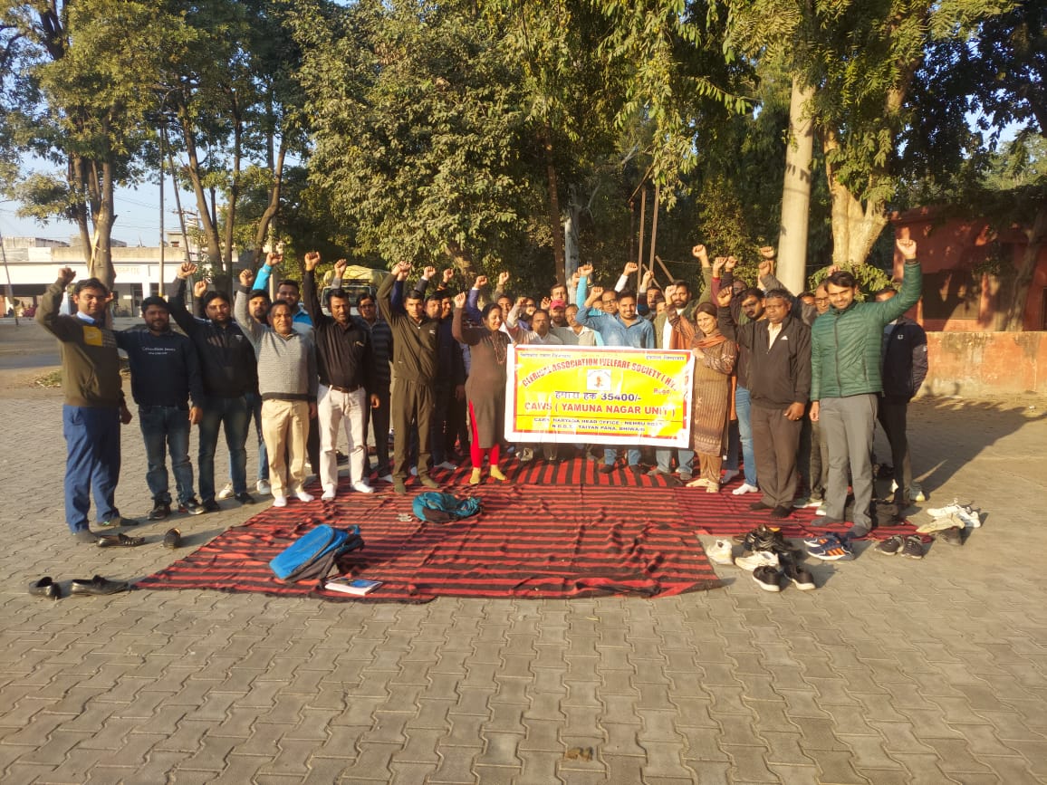 hryclerk_1's tweet photo. कमेटी द्वारा रिपोर्ट प्रस्तुत करने में की जा रही देरी के विरोध स्वरूप आज लिपिकीय वर्ग द्वारा समस्त हरियाणा में विरोध प्रदर्शन किया गया व हर महीने की 5 तारीख को संघर्ष दिवस भी मनाया गया
#haryanaclerk35400
@mlkhattar @cmohry @Dkanwari @BMSkendra https://t.co/l7mK6yEnDM