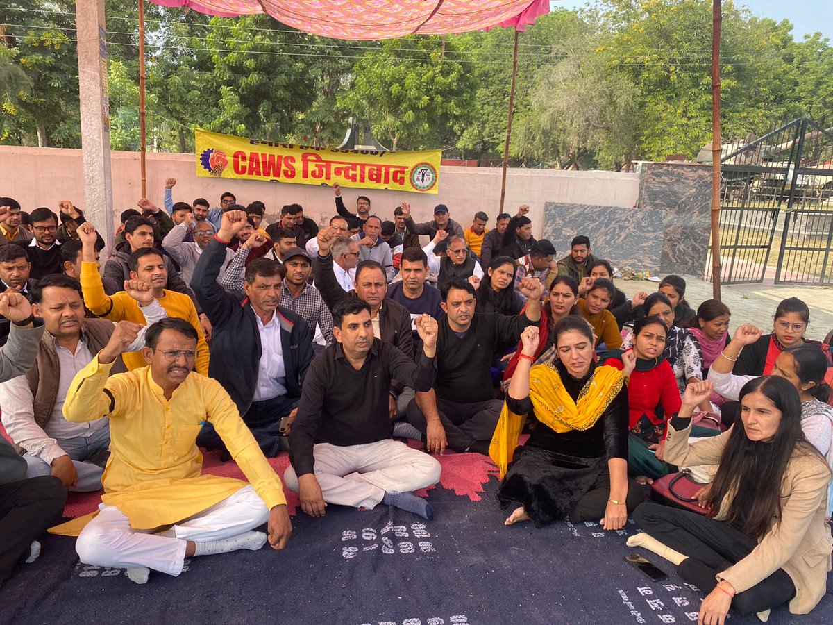 hryclerk_1's tweet photo. कमेटी द्वारा रिपोर्ट प्रस्तुत करने में की जा रही देरी के विरोध स्वरूप आज लिपिकीय वर्ग द्वारा समस्त हरियाणा में विरोध प्रदर्शन किया गया व हर महीने की 5 तारीख को संघर्ष दिवस भी मनाया गया
#haryanaclerk35400
@mlkhattar @cmohry @Dkanwari @BMSkendra https://t.co/l7mK6yEnDM