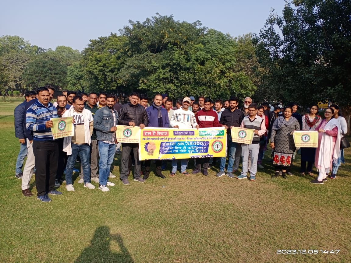 hryclerk_1's tweet photo. कमेटी द्वारा रिपोर्ट प्रस्तुत करने में की जा रही देरी के विरोध स्वरूप आज लिपिकीय वर्ग द्वारा समस्त हरियाणा में विरोध प्रदर्शन किया गया व हर महीने की 5 तारीख को संघर्ष दिवस भी मनाया गया
#haryanaclerk35400
@mlkhattar @cmohry @Dkanwari @BMSkendra https://t.co/bEB4sdHJ4e