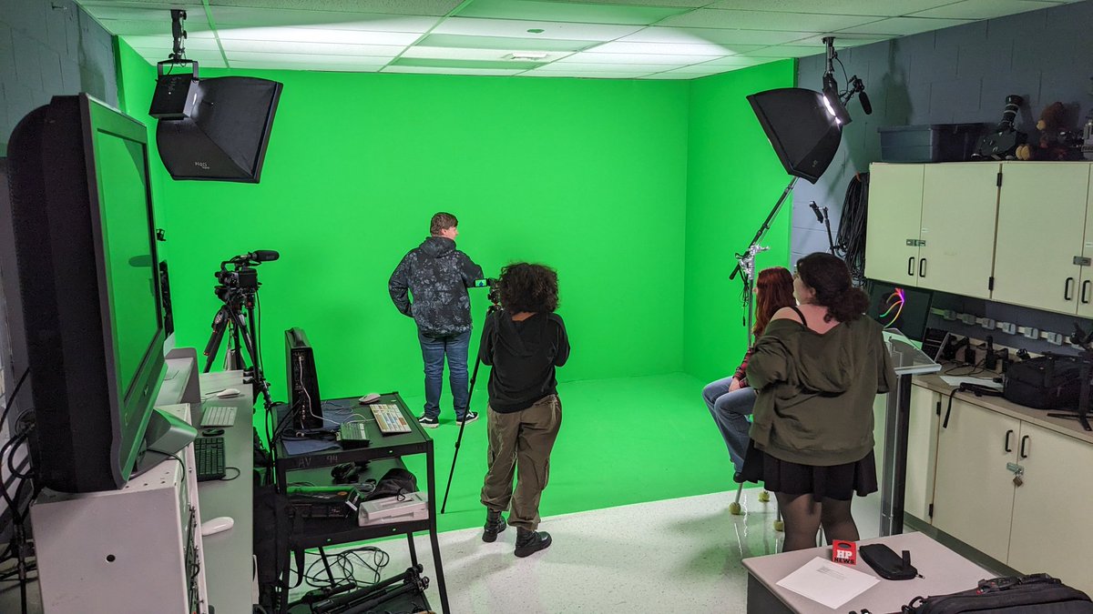 HPRwildcats's tweet image. Media Tech 1 students working on their holiday video! #hprwildcats #mediatech