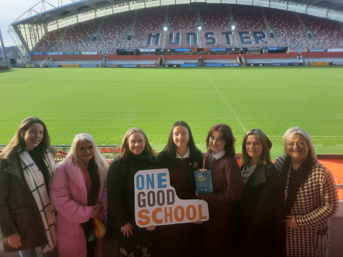 LHCfcj's tweet photo. @LHCfcj foireann #onegoodschool ag freastal ar bhronnadh na ngradam @JigsawYMH @JigsawLimerick in @thomondstadium #compánachas #lechéile @lecheiletrust1 https://t.co/3M07Uszhsj