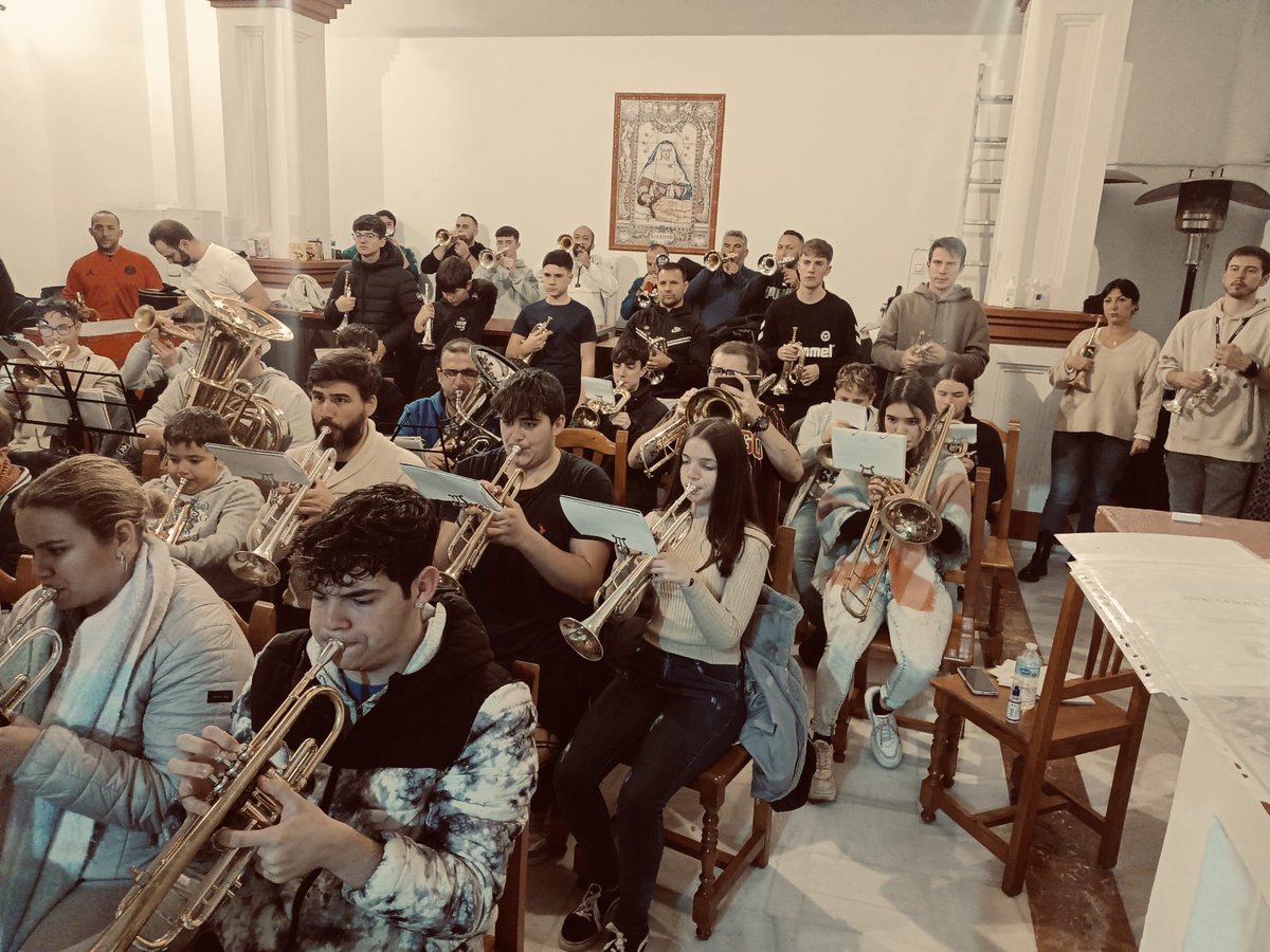 bdelosremedios's tweet photo. Martes de ensayos.
Seguimos trabajando y matizando nuestro repertorio.
#SuenaLaPlaza #TDSCofrade #XVAniversario #CCYTT #AgustinCastro #Repertorio #Trabajo #Esfuerzo #SSanta24 #Sevilla #Andalucia https://t.co/U9jGJ0QYty