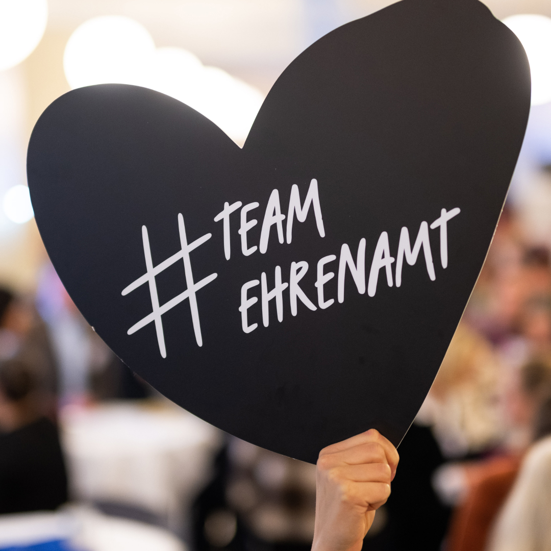 Heute ist der #TagdesEhrenamtes. Wir sagen DANKE für euren Einsatz! Wir freuen uns immer sehr, euch auf Veranstaltungen zu treffen und euch bei euren Projekten auf die verschiedensten Weisen zu begleiten. Wir freuen uns auf die nächsten 365 Tage mit euch! #TeamEhrenamt