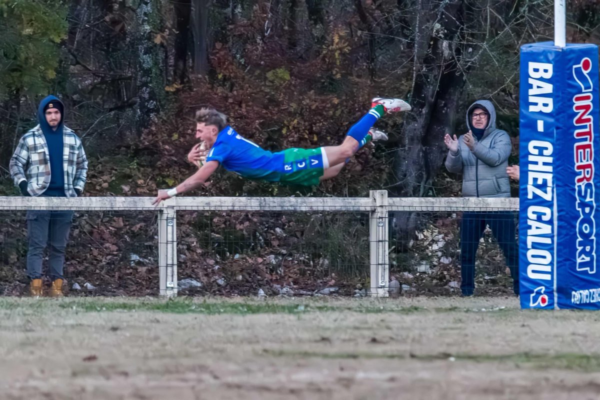 caussevezere's tweet photo. Leçon en 3 images pour un essai en solitaire ! 🔥#TuesdayMotivation #EnglishTeacher #ChrisAshton #Tryoftheweek 🏉#AllezRCV 💚💙

📸 Cédric Nado https://t.co/oemcTjd8iR