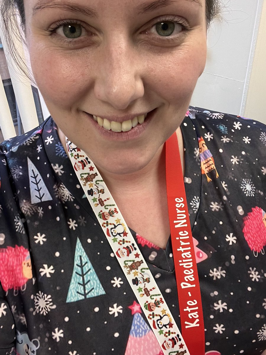 Pinkdaffodill's tweet photo. Splurging Christmas cheer on the frontline #paedsED #paedsrock https://t.co/ZcpMt1prUd