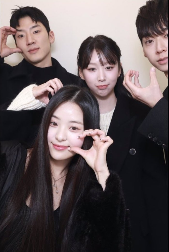 Jaena15_'s tweet photo. Oh sh*ttt 🤭😍😍
#heartsignal4 #hushin #jimin #mingyu #yisoo https://t.co/HGH4dUwW52