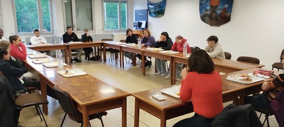 LavoisierBrive's tweet photo. Un éco comité plein d’idées à Lavoisier
Merci Mme REYDY conseillère régionale d’avoir participé à ce déjeuner de travail
@@NvelleAquitaine @DSDEN19 @aclimoges @E3d @CAVL_Limoges https://t.co/68qiDxBvf6