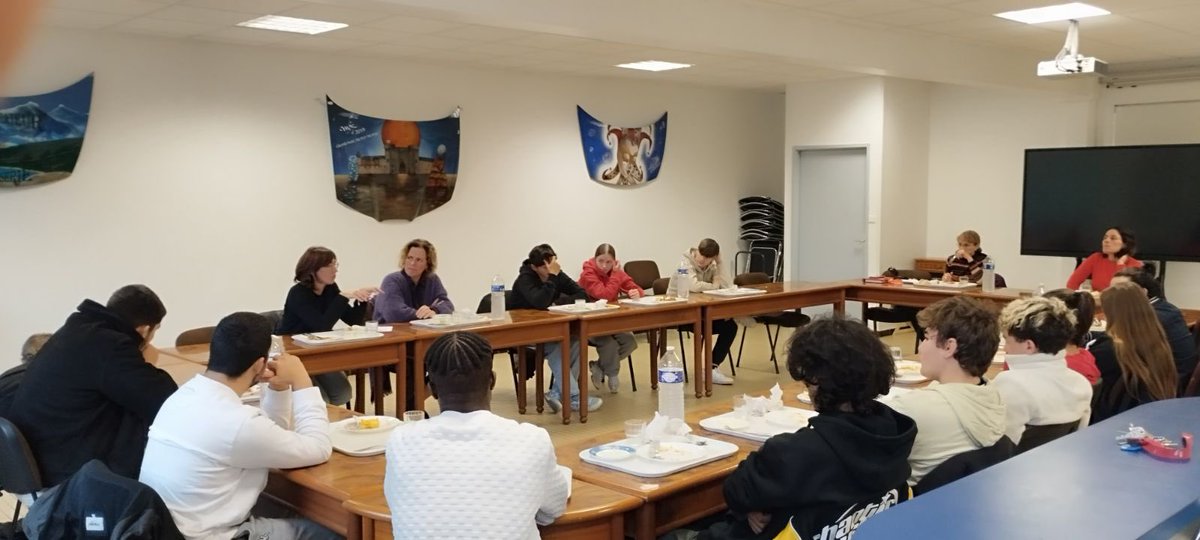 Un éco comité plein d’idées à Lavoisier
Merci Mme REYDY conseillère régionale d’avoir participé à ce déjeuner de travail
@<a href="/NvelleAquitaine/">Nouvelle-Aquitaine</a> <a href="/DSDEN19/">DSDEN de la Corrèze</a> <a href="/aclimoges/">Académie de Limoges</a> @E3d <a href="/CAVL_Limoges/">CAVL Limoges</a>