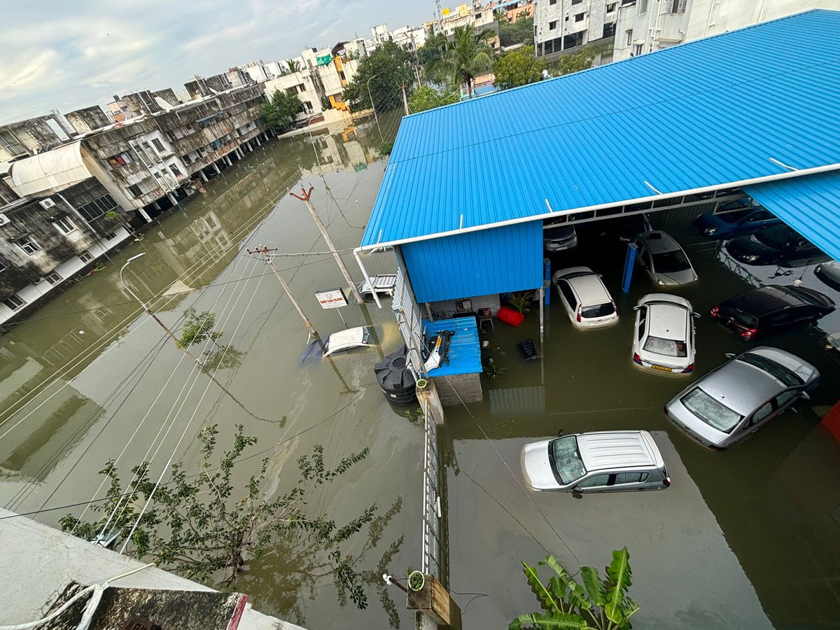 LadyBugMandavi's tweet photo. @chennaiweather @jiljilramamani #madipakkam kuberan nagar 14th street.. 5 ft water.. many families stuck.. no power https://t.co/CnYNhYSkA8