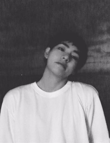 Taehyungimpact's tweet photo. 2017 taehyung          2023 taehyung https://t.co/ArQAw4dTW0