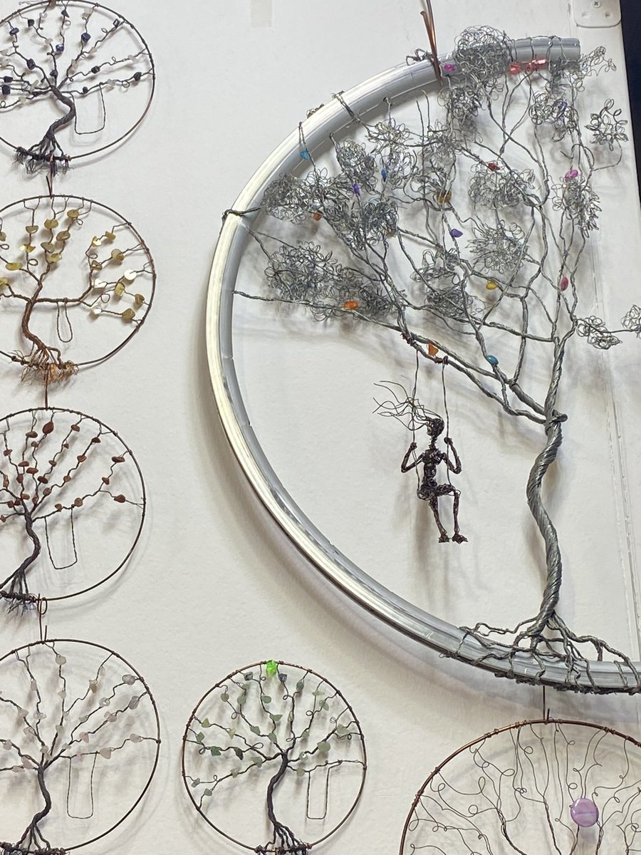 MonikAlfonso's tweet photo. @CubaFCBC en @ArtigianoFiera 
Para el artista cienfueguero Fidel Reina “Alambrito”, trenzar alambres y cintas de cobre “es como dibujar”. Aquí en #FieraMilano creatividad y destreza singularizan su obra artesanal y seduce al público elaborando a la vista de todos.
#CubaEsCultura https://t.co/0KYs8GCfK4