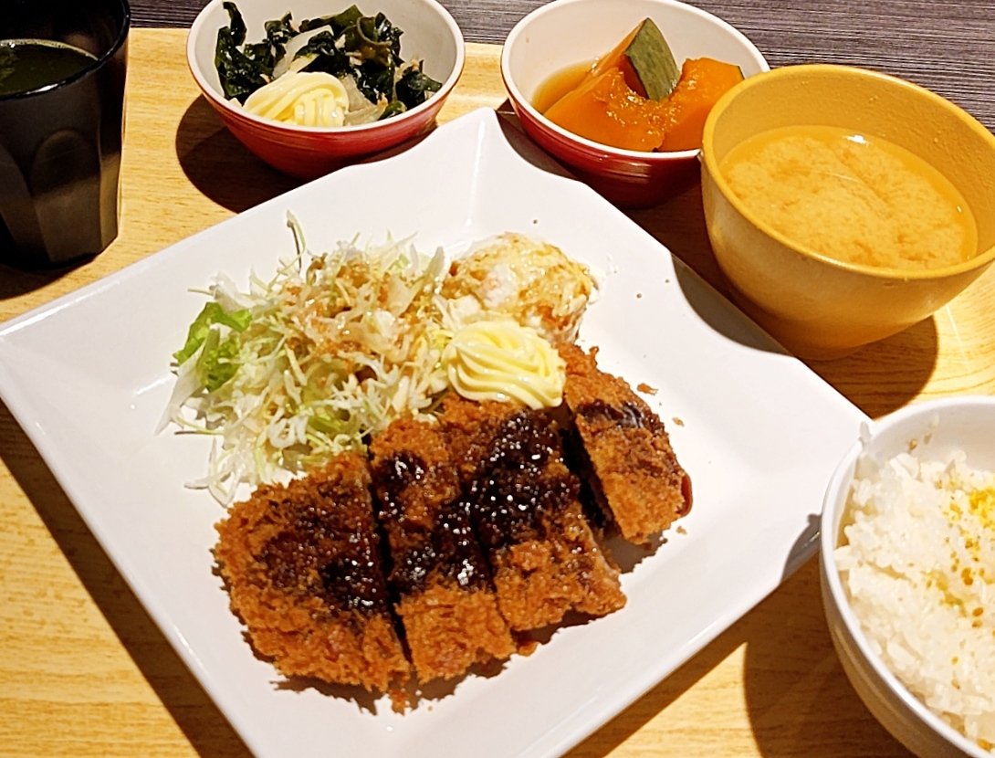 Meshiperrorist's tweet photo. 揚げたてサクサクビフカツでした✨

仕事が片づかず遅めに入ったのでおかずがほぼ無くなってたようで、追い揚げロットの出来上がりに出くわせて逆にラッキー(笑)

ワカメと大根のポン酢サラダも美味しくて今日も良いランチでした✌️ https://t.co/PHLaVVtBM3