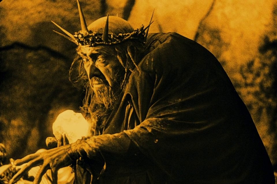 Part 1: Based upon the epic Nibelungenlied, Siegfried travels to King Gunther's castle. On the way he kills a dragon, an evil dwarf king, gaining a magic helmet of invisibility and illusion

#fairytaletuesday #fantasy #film 

Die Nibelungen: Siegfried, 1924
dir. Fritz Lang #botd