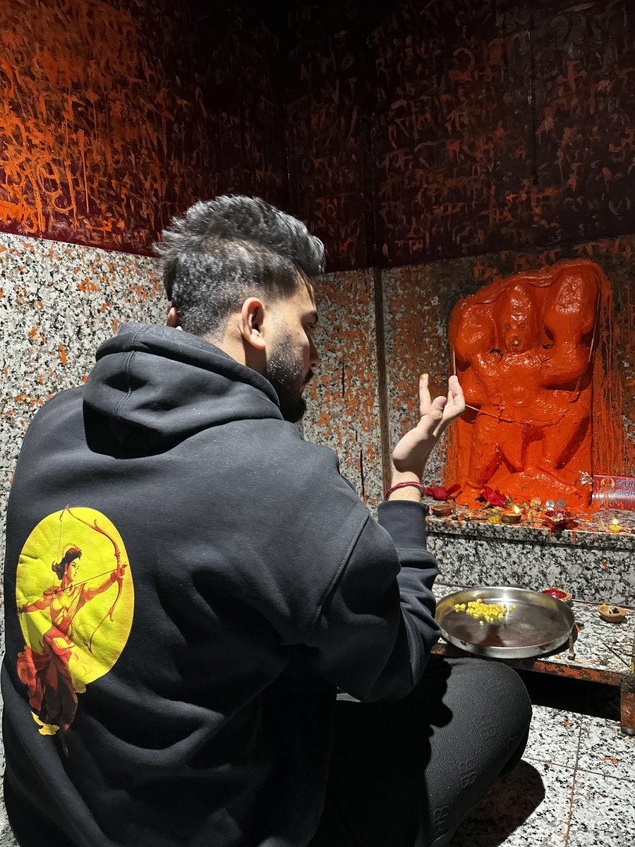 दुख दरिद्र निकट नहीं आवे
महावीर जब नाम सुनावे।।