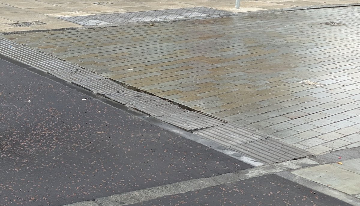 Hey @ScotlandChris1 you didn't tell me *this* about Elm Row! Not only was it badly designed but they used the same poor materials here as they've already got rid of elsewhere on Leith Walk because they break too readily. #pastmistakes