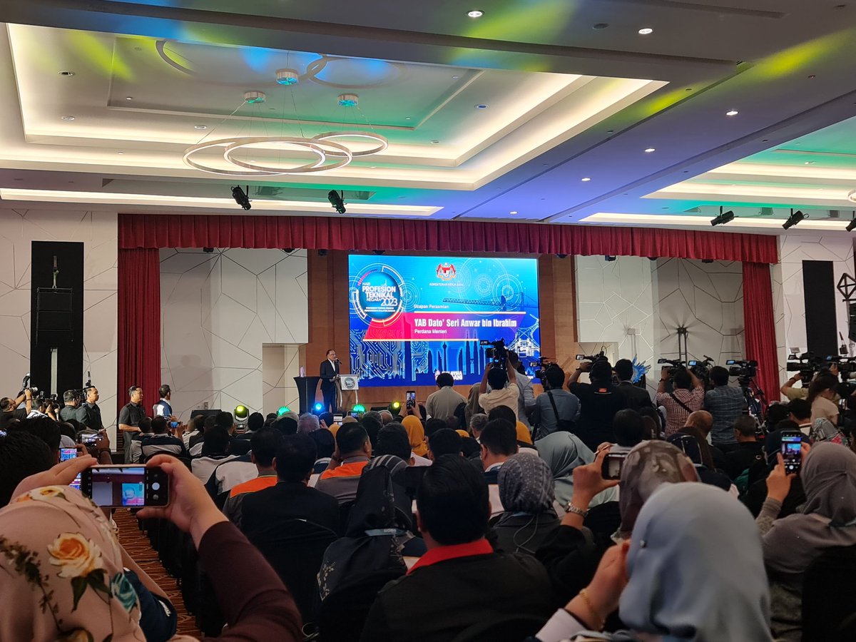 JKRWoksyop's tweet photo. 5/12/2023

Majlis perasmian Hari Profesion Teknikal Negara (HPTN) 2023 oleh YAB Perdana Menteri Malaysia.

CKM &amp; BPMek turut hadir. https://t.co/Pnh29fEjz5