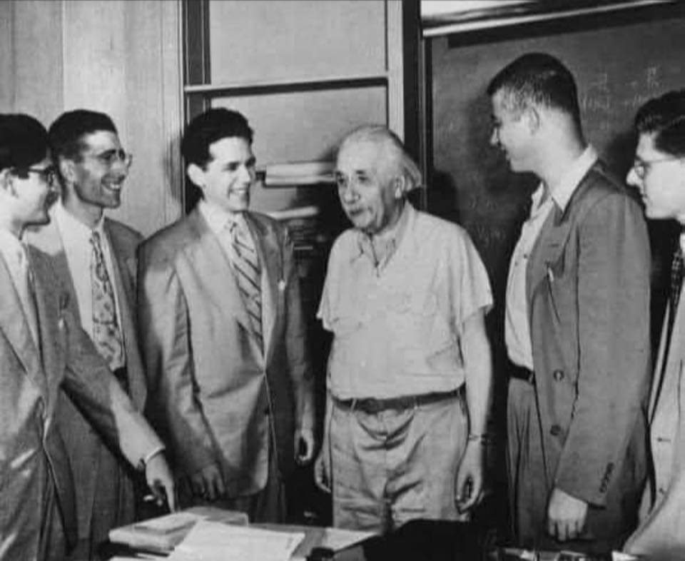 Un día, Albert Einstein se puso a escribir en la pizarra:
9x1 = 09
9x2 = 18
9x3 = 27
9x4 = 36
9x5 = 45
9x6 = 54
9x7 = 63
9x8 = 72
9x9 = 81
9x10 = 91

En el salón se burlaron, porque Albert Einstein se había equivocado. Ya que la respuesta correcta de 9x10 es 90. Todos sus alumnos