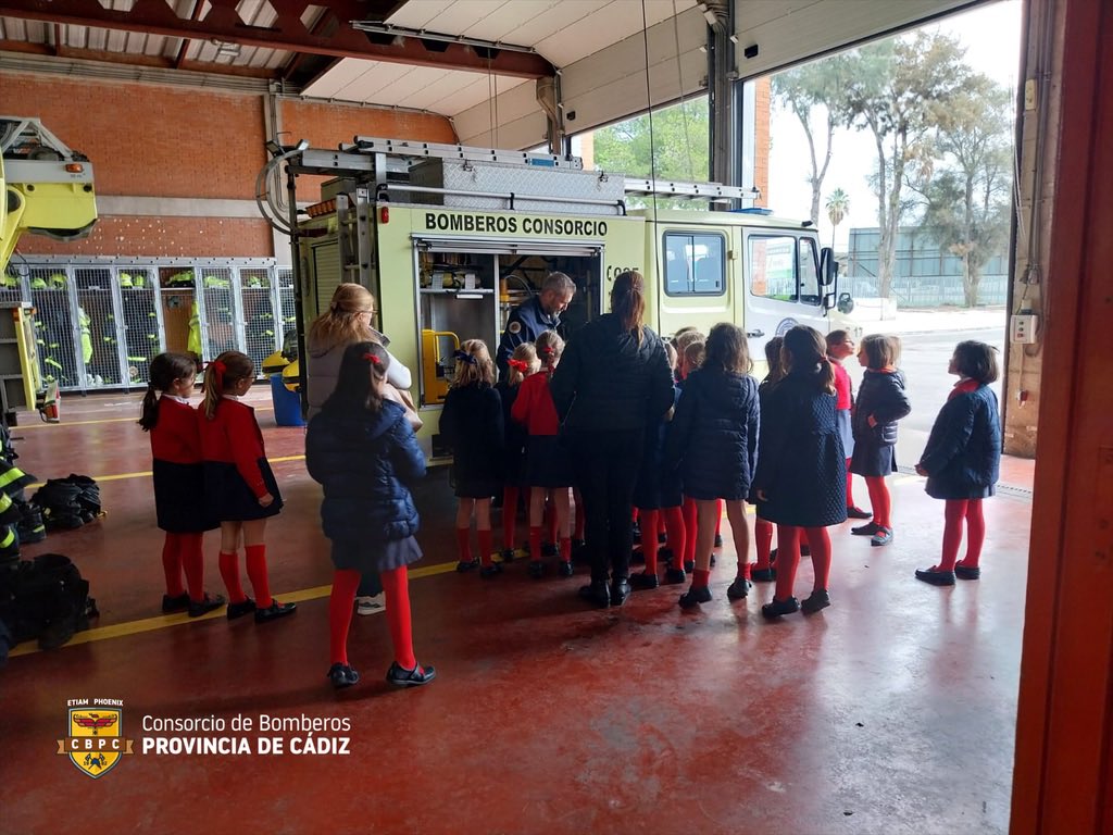 BomberosCbpc's tweet photo. 🟢 Los #colegios #visitan los #parques de la provincia y a nosotros, tus #Bomberos, nos encanta compartir la profesión con los mas pequeños. Hoy han sido alumnos del Grazalema los que han pasado la mañana en el de #ElPuerto de Santa Maria. https://t.co/dhXrf0ATqg