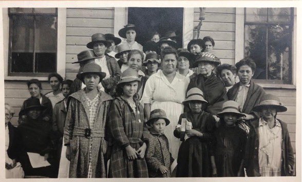 As current land acknowledgments compel a deeper look @ U.S./NYS history, a new exhibit by <a href="/CornellHCD/">Cornell Human Centered Design</a> Lynda Xepoleas (PhD '23)  uncovers an important story: "Redressing Histories of Early Hodinǫhsǫ́:nih Women at Cornell 1914-1942."
 bit.ly/redressing-his…