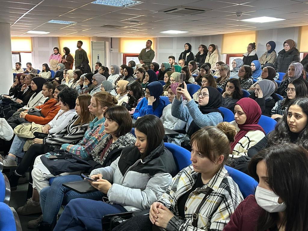 Millî Eğitim Bakan Yardımcımız Dr. Nazif Yılmaz ile Eğitim Fakültemizde, geleceğin eğitimcileri ile bir araya geldik. Bizlere tecrübelerini aktaran, alanında yetkin isimlerden Dr. Nazif Yılmaz Hocam'a bizi onurlandırdığı için teşekkür ediyor, çalışmalarında başarılar diliyorum.🇹🇷