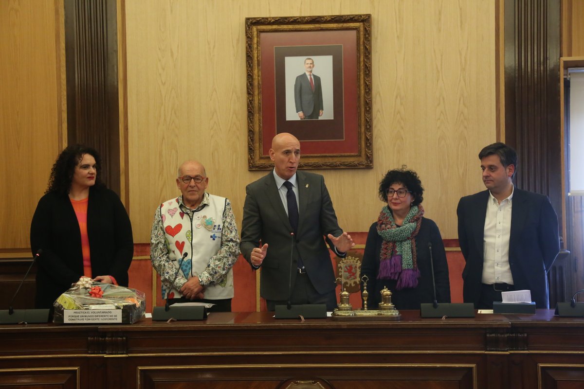 LeonAyto's tweet photo. El alcalde de #LeónEsp, José Antonio Diez (@JADIEZLEON), ha hecho entrega este martes de las distinciones a la Labor Voluntaria del Año. Entreculturas y a Fernando Palacio han recibido el reconocimiento a su  abnegada entrega y sacrificio.

➕ℹ️ https://t.co/1hSyKjONsq https://t.co/TXd2oOYYTI