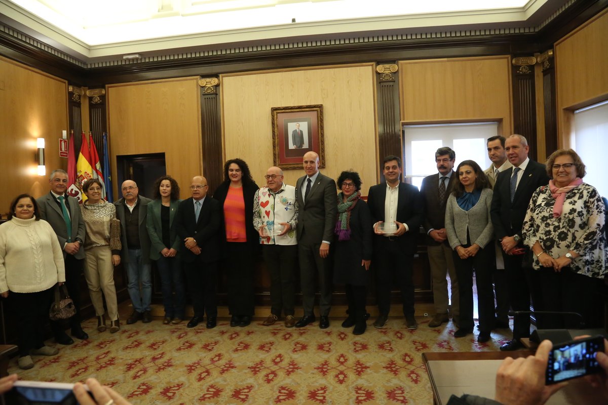 El alcalde de #LeónEsp, José Antonio Diez (<a href="/JADIEZLEON/">JADiez / ❤️ 🦁</a>), ha hecho entrega este martes de las distinciones a la Labor Voluntaria del Año. Entreculturas y a Fernando Palacio han recibido el reconocimiento a su  abnegada entrega y sacrificio.

➕ℹ️ tinyurl.com/mu33w4ef